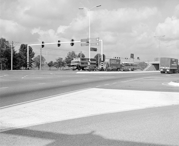 884347 Afbeelding van de stoplichtinstallatie met ANWB-richtingborden op de Europalaan te Utrecht, met rechts het ...